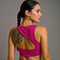 Femme portant une brassière de pole dance rose à design asymétrique
