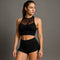 Femme portant une brassière de Pole Dance Noir ainsi qu'un short de Pole Dance Noir