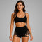 Femme portant un ensemble de pole dance noir