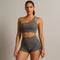 Femme portant une brassière et un short de pole dance gris