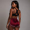 Femme portant un short de Pole Dance bordeaux et une brassière de sport