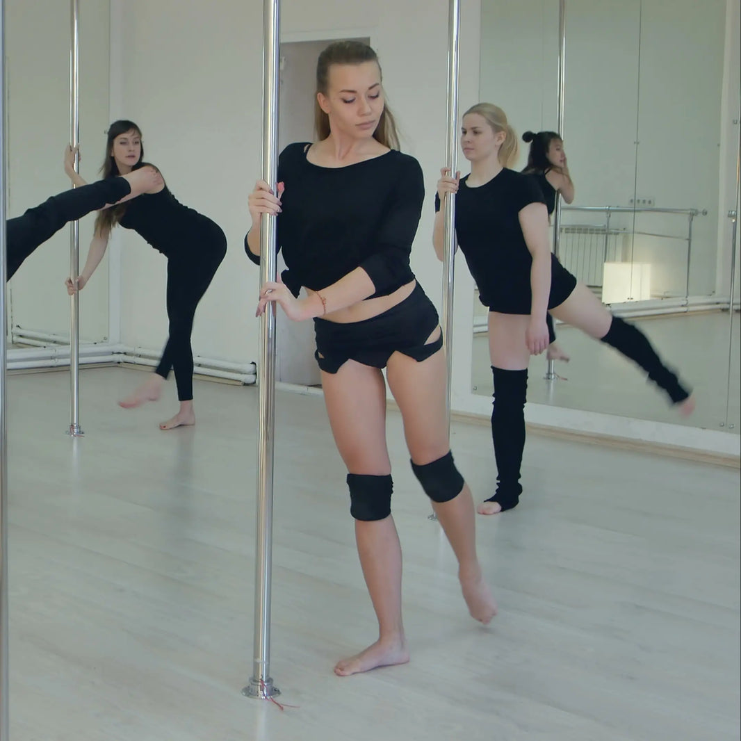 Femmes faisant de la pole dance dans un studio de pole dance