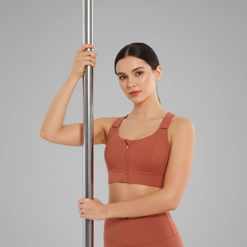 Femme tenant une barre de pole dance et portant une brassière de pole dance terraccota