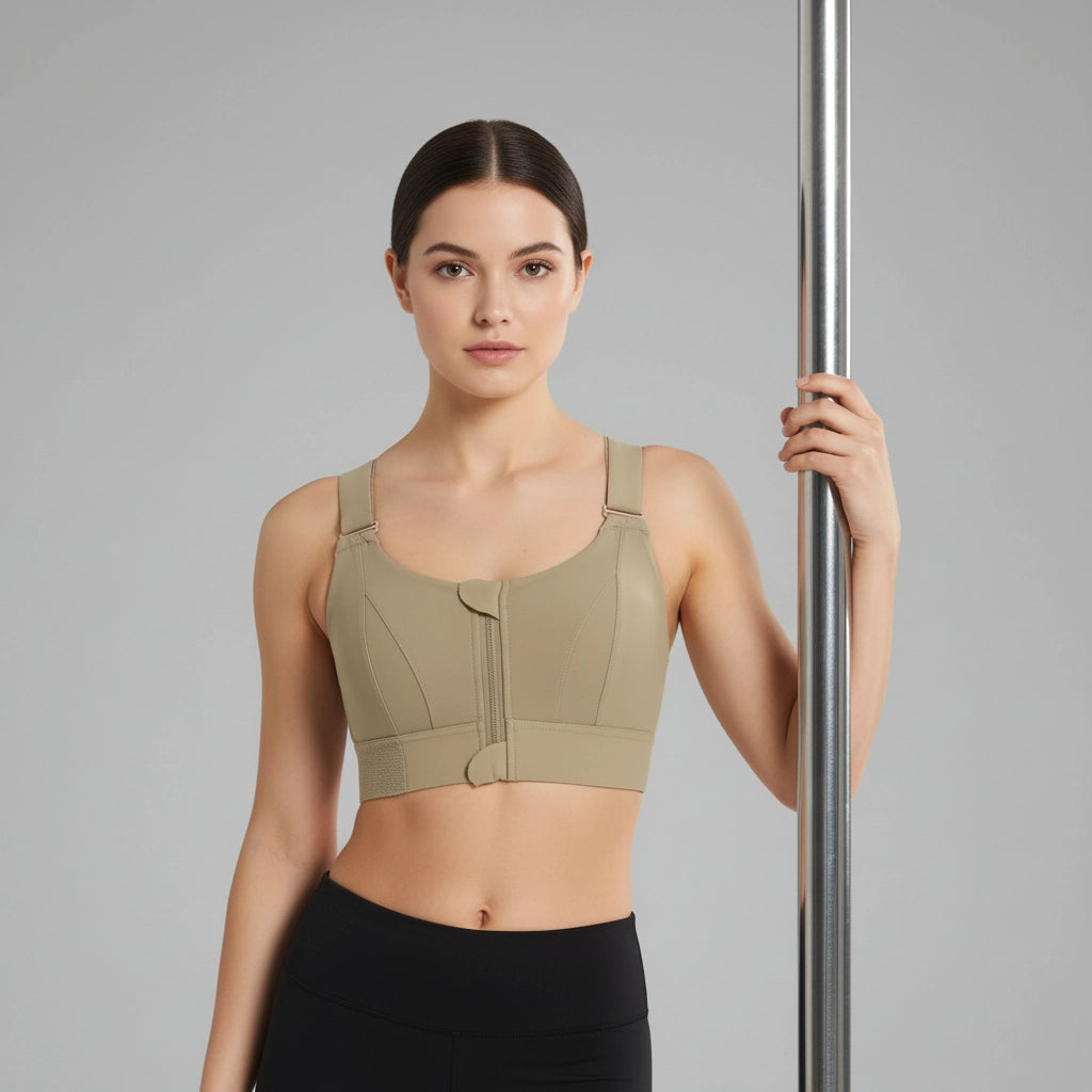 Femme tenant une barre de pole dance et portant une brassière de pole dance gris vert