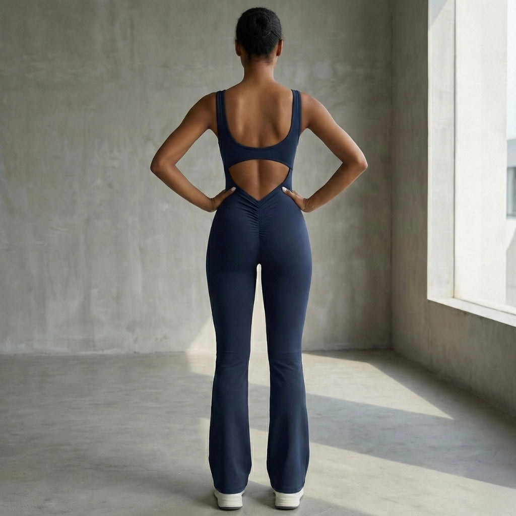 Vue arrière d'une femme portant une combinaison de yoga dos nu et bleu foncé