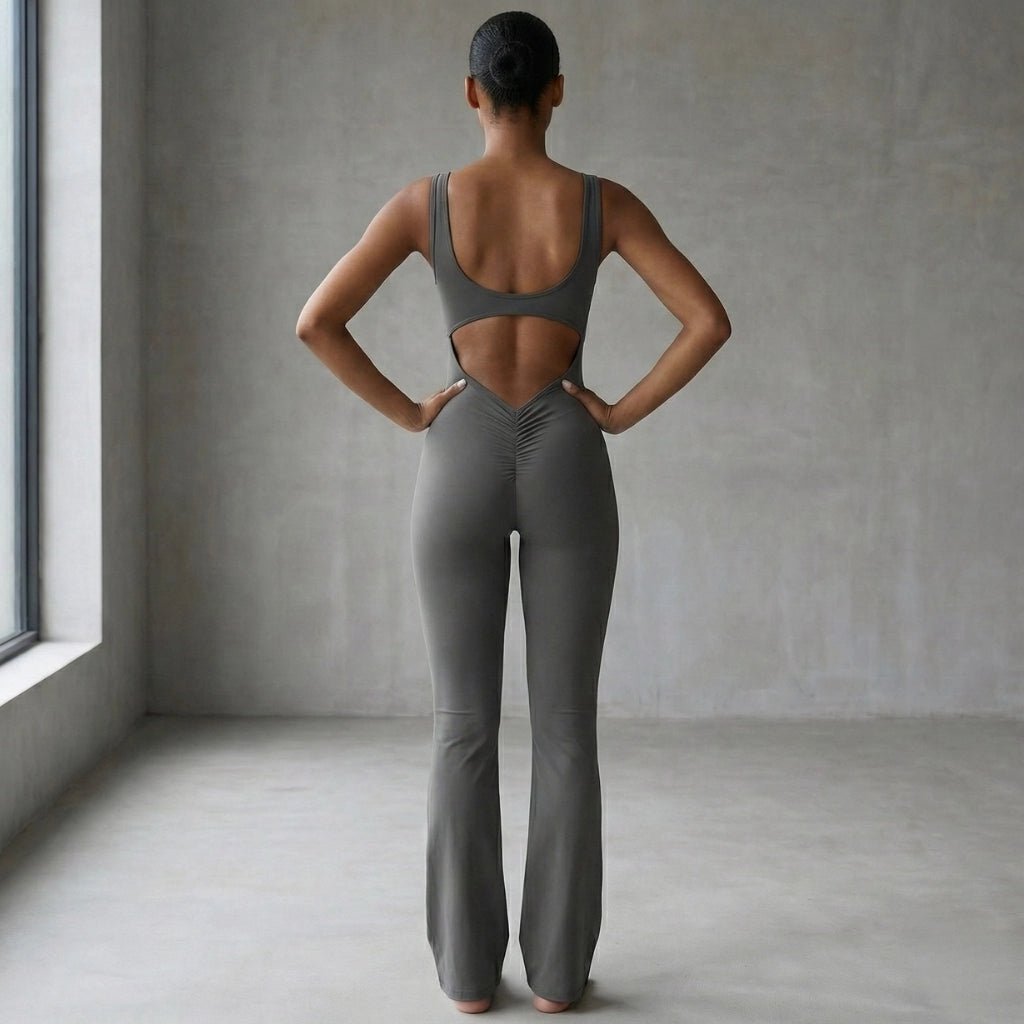 Vue arrière d'une femme portant une combinaison de yoga dos nu et grise