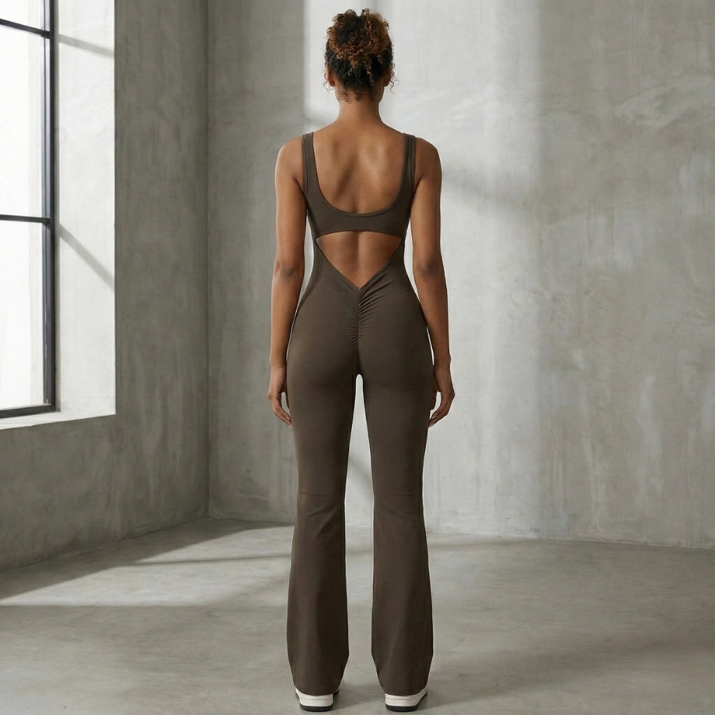 Vue arrière d'une femme portant une combinaison de yoga dos nu et marron