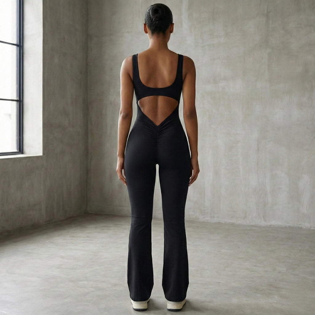 Vue arrière d'une femme portant une combinaison de yoga dos nu et noire