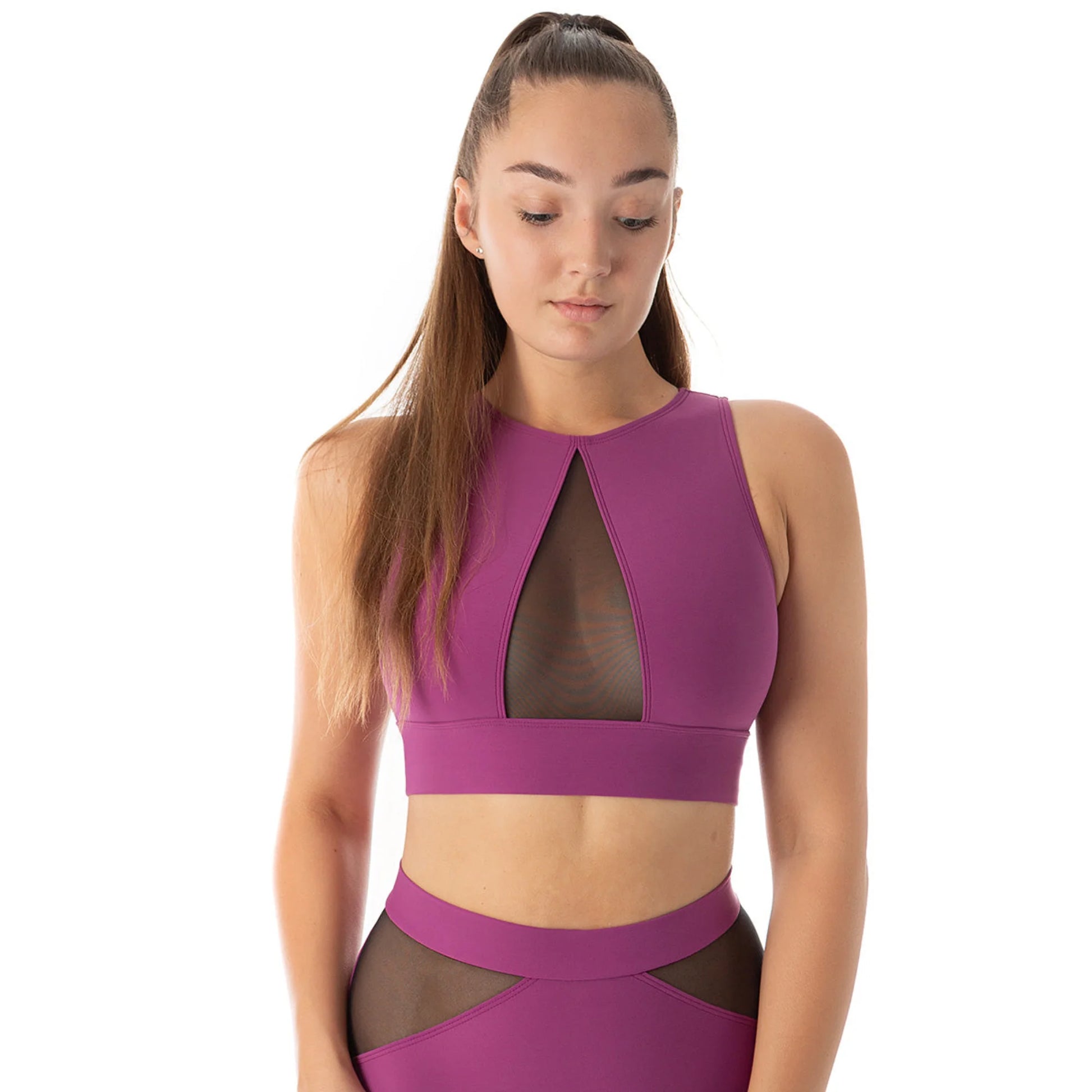 Femme portant une brassière couleur rubis pour la pole dance de marque dragonfly