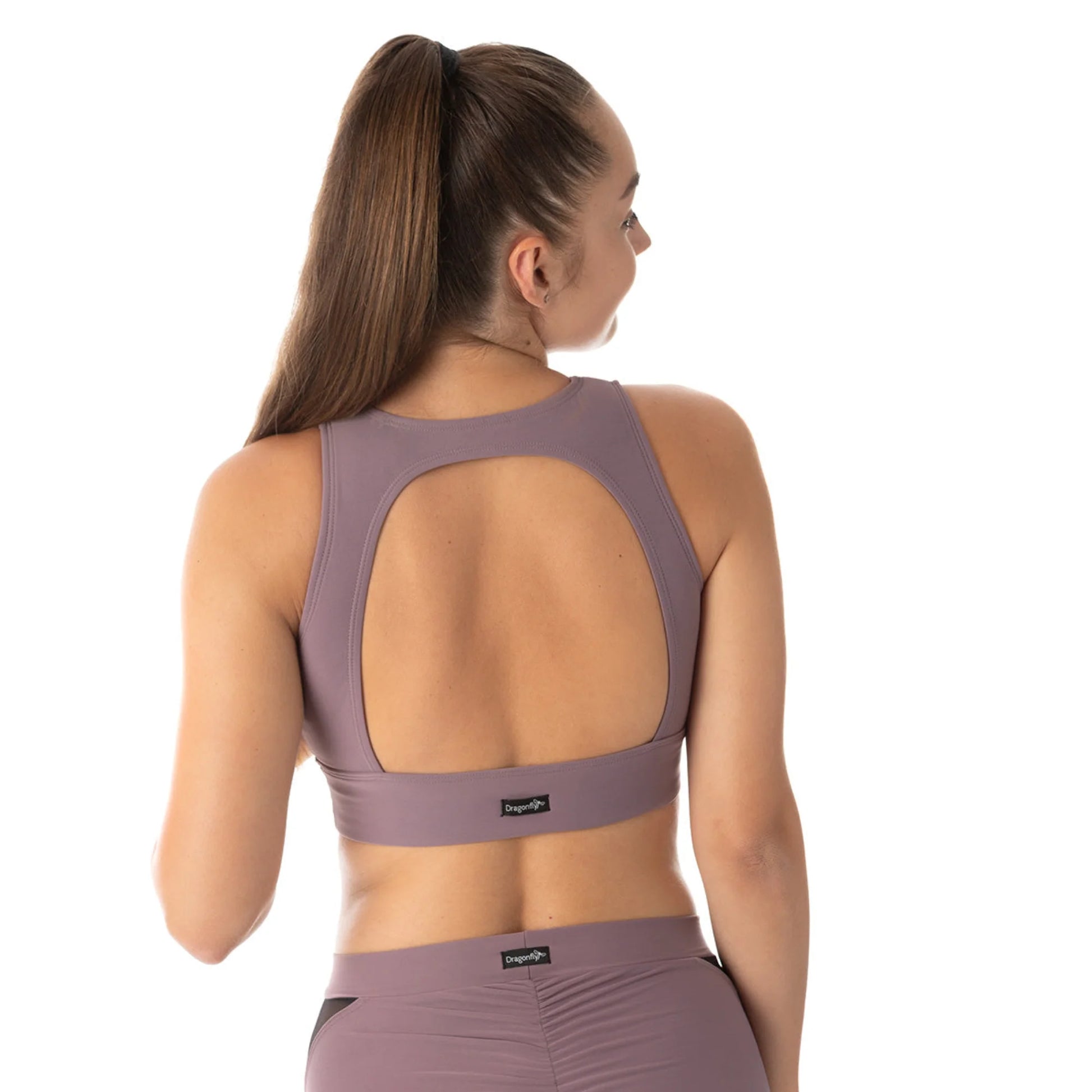 Femme de dos portant une brassière couleur lilas pour la pole dance de marque dragonfly