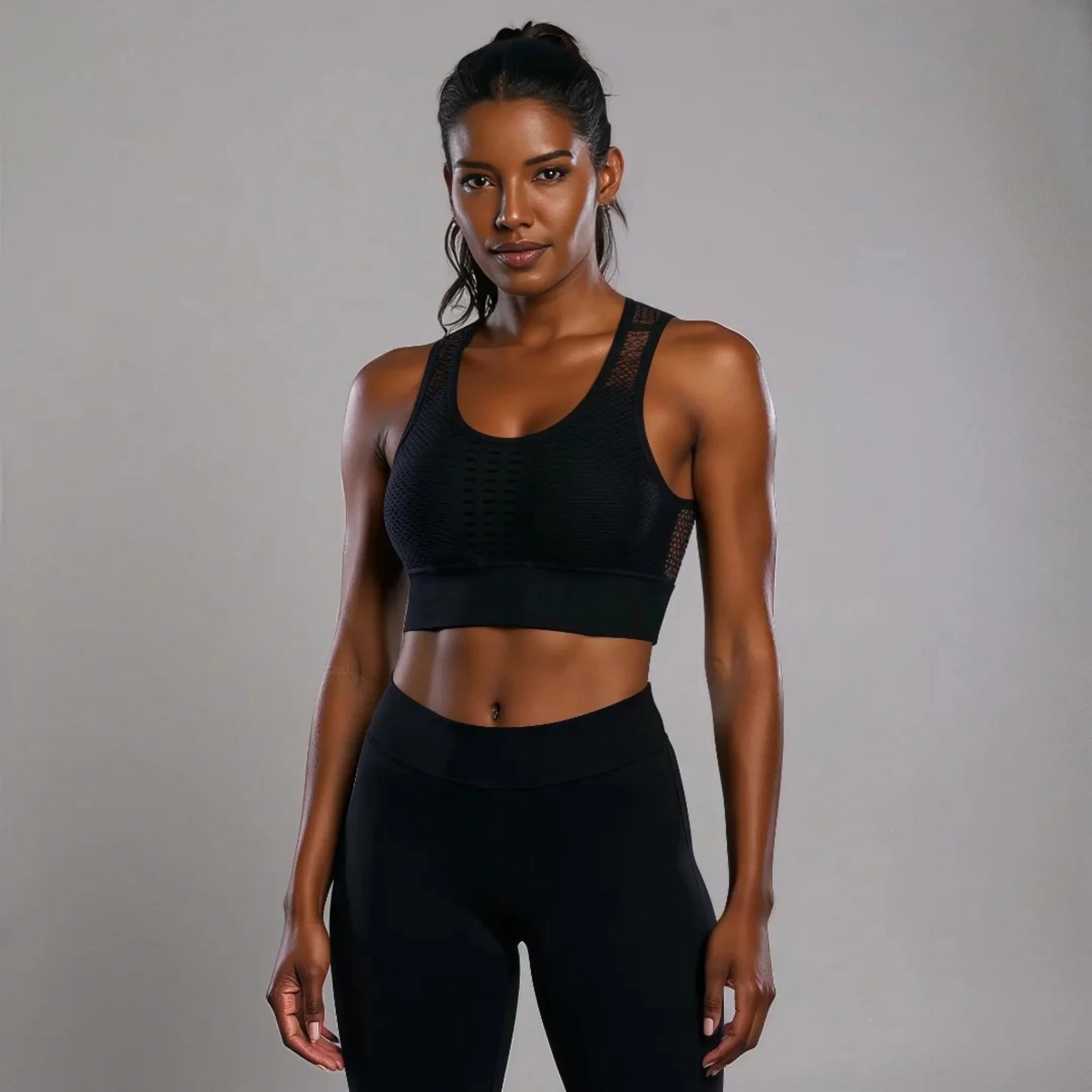 Femme portant une brassière de Pole Dance noire