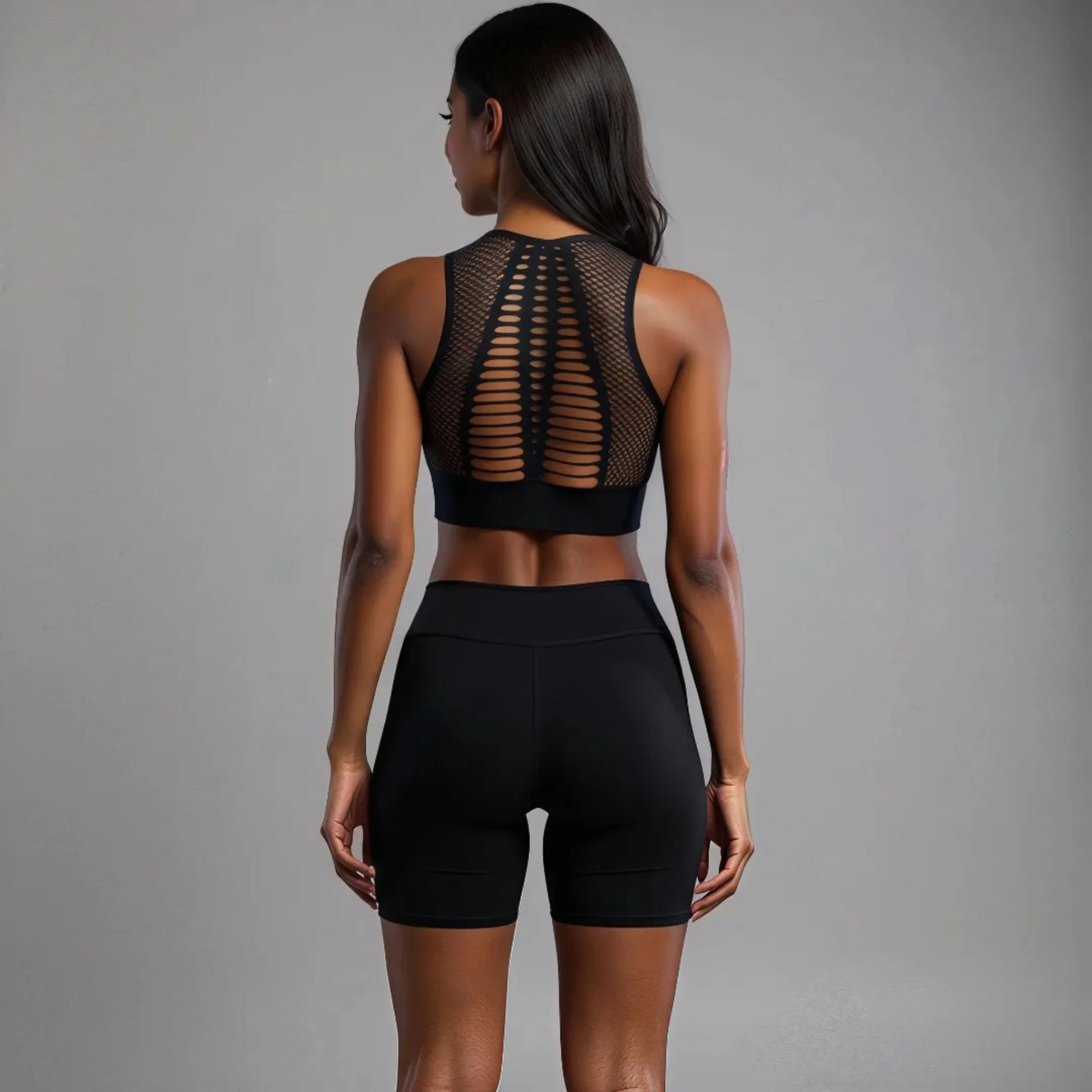Vue de derrière d'une Femme portant une brassière de Pole Dance noire