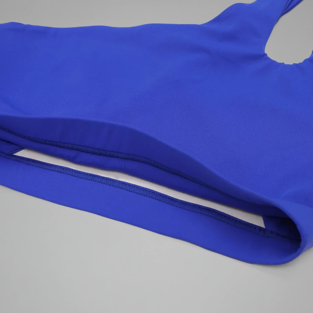 Coutures et détails d'une brassière de pole dance bleue foncée