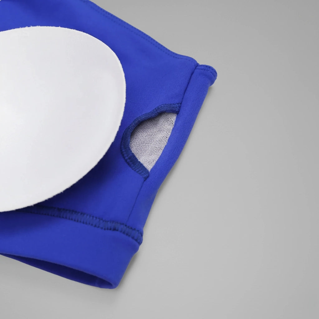 Coutures et détails d'une brassière de pole dance bleue foncée