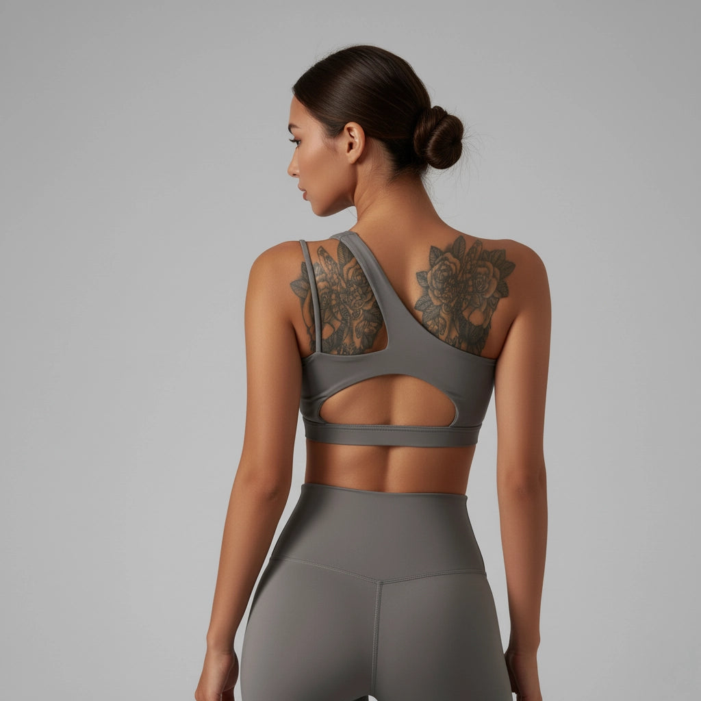 Vue de derrière d'une femme portant une brassière de pole dance grise