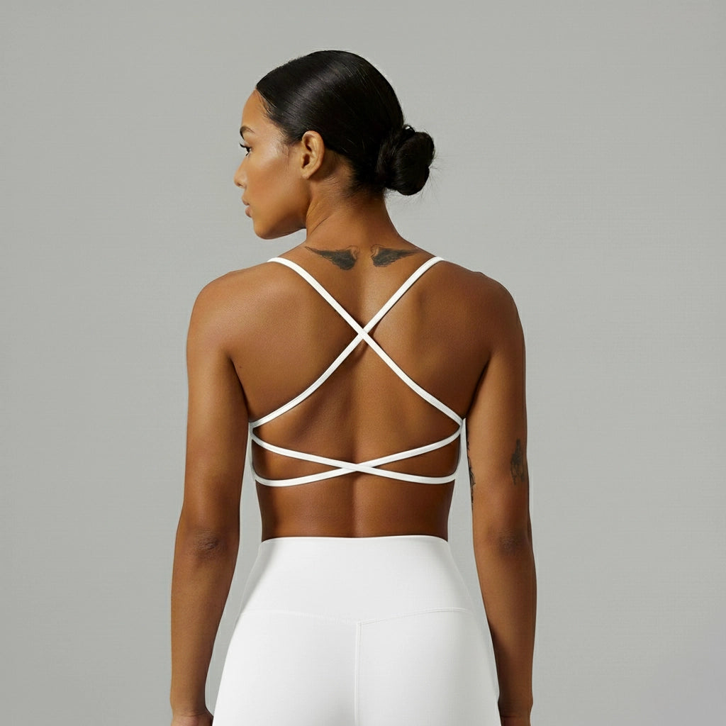 Vue de derrière d'une Femme portant une brassière de Pole Dance blanche