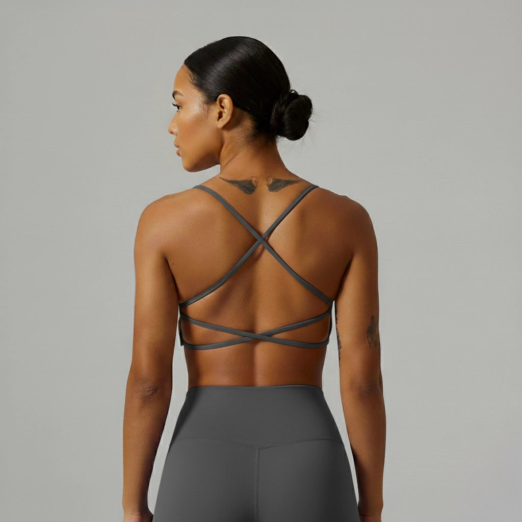 Vue de derrière d'une Femme portant une brassière de Pole Dance grise