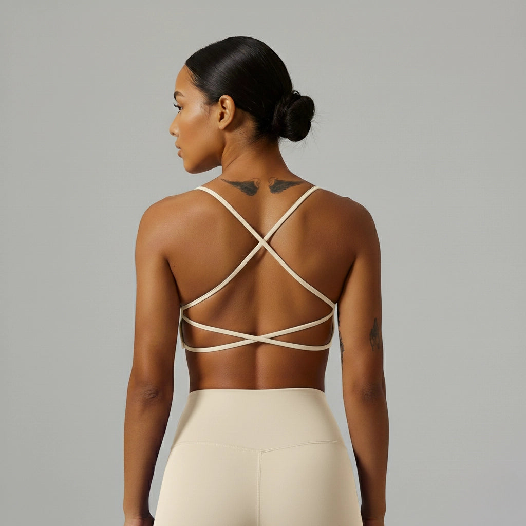 Vue de derrière d'une Femme portant une brassière de Pole Dance beige
