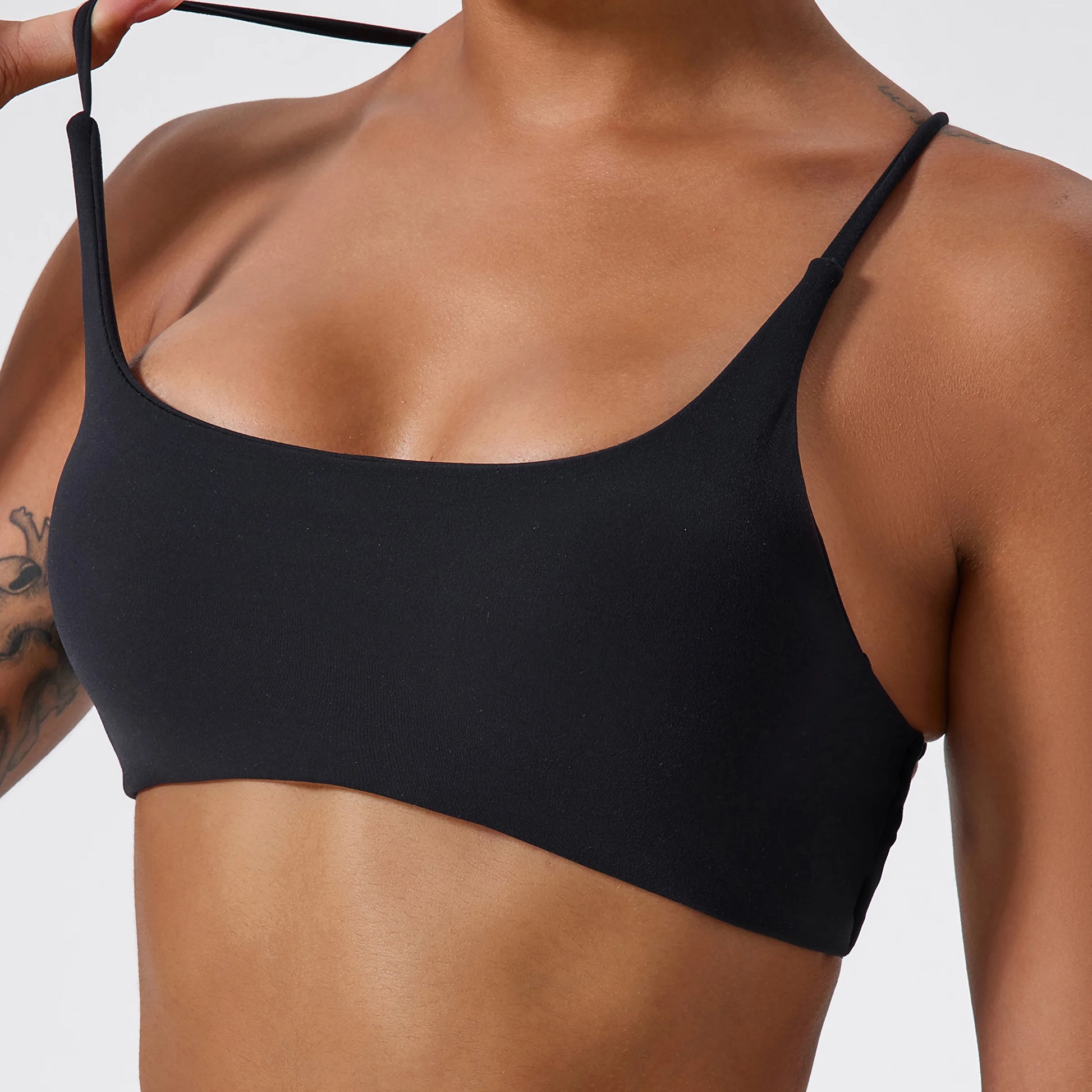 Femme portant une brassière de Pole Dance noire