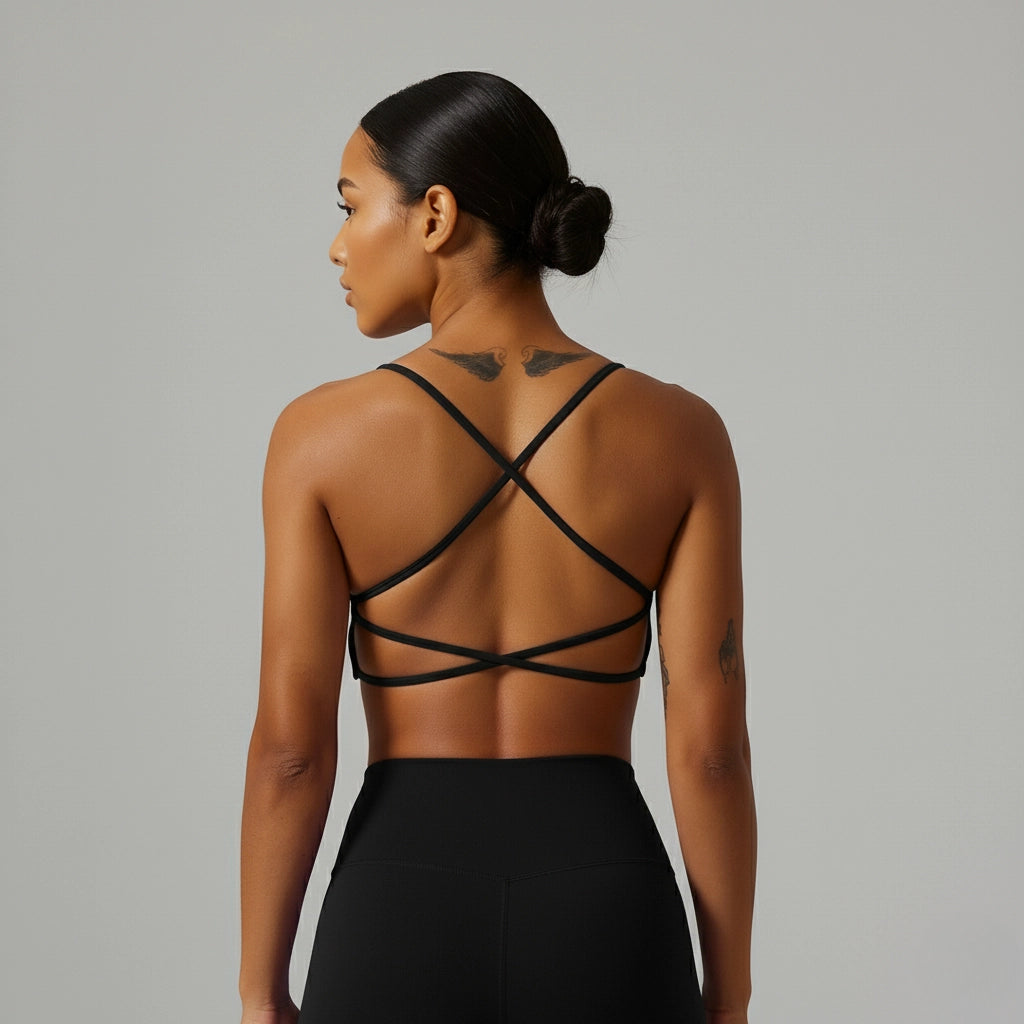 Vue de derrière d'une Femme portant une brassière de Pole Dance noire