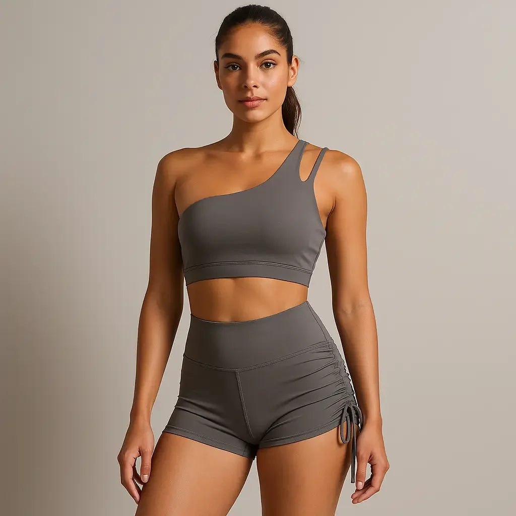 Femme portant une brassière de pole dance à design asymétrique grise