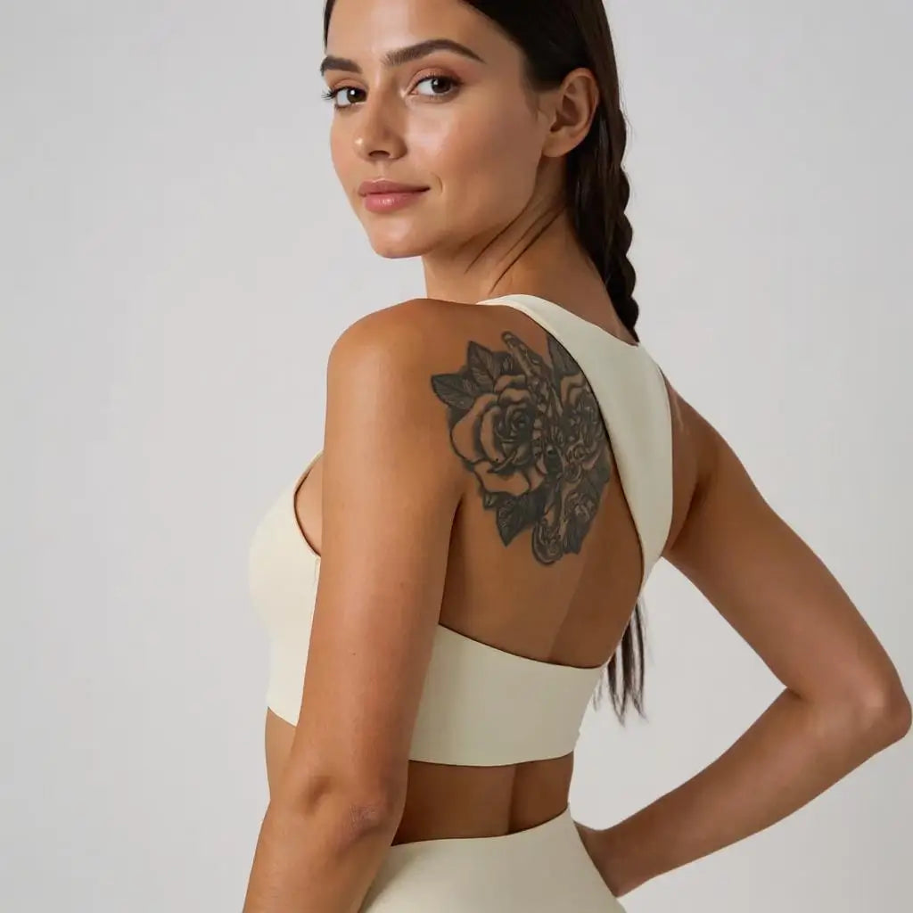 Femme portant une brassière de pole dance blanche à design asymétrique