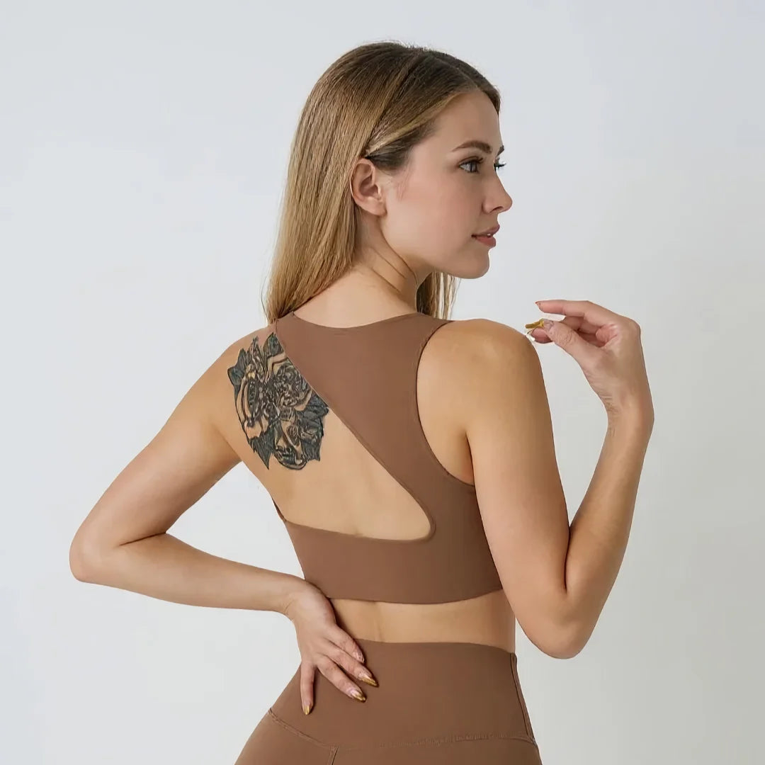 Femme portant une brassière de pole dance marron à design asymétrique