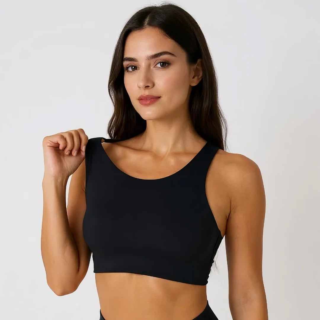 Femme portant une brassière de pole dance noir