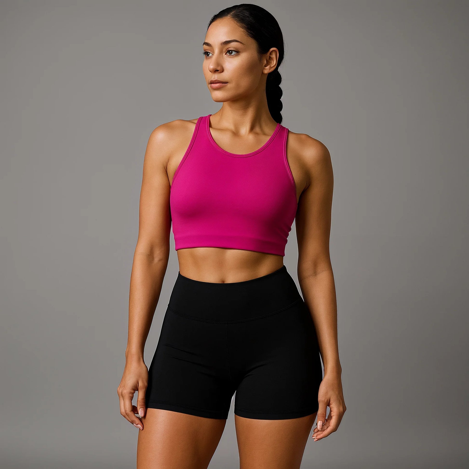 Femme portant une brassière de pole dance rose avec un short noir