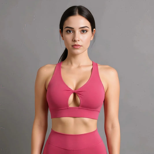 femme portant une brassière de pole dance rose