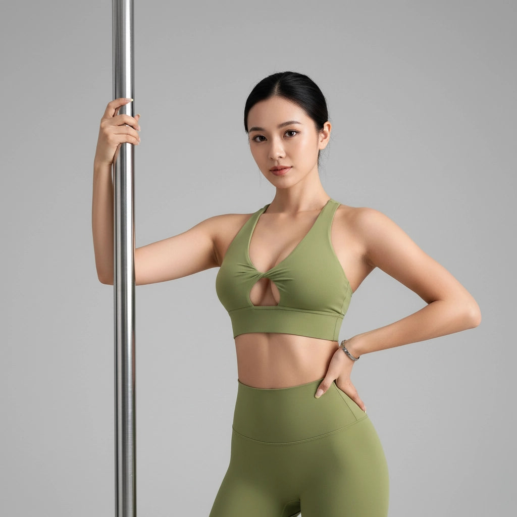 Femme tenant une barre de Pole Dance et portant une brassière de Pole Dance vert clair
