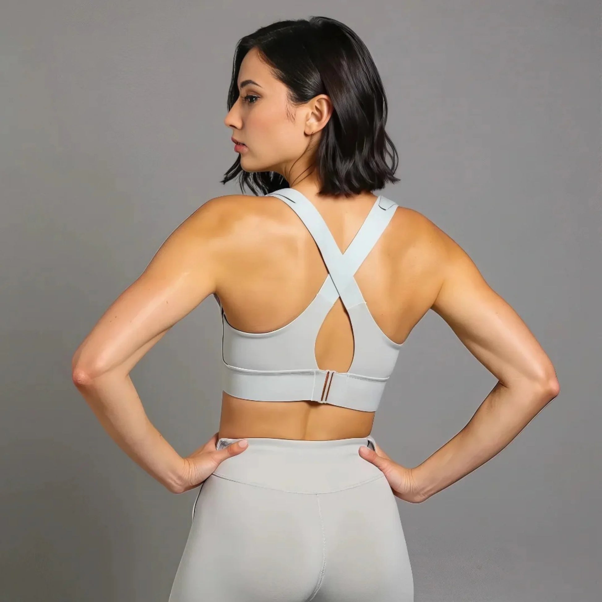 Vue de derrière d'une Femme portant une brassière de Pole Dance grise