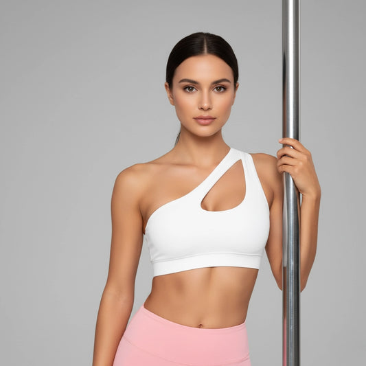 Femme portant une brassière de pole dance à design asymétrique blanche