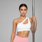 Femme portant une brassière de pole dance à design asymétrique blanche