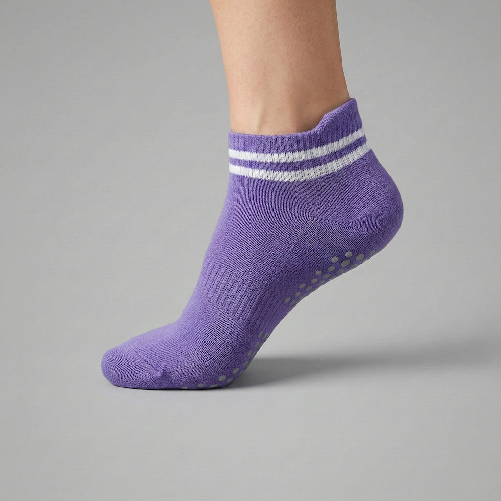 Chaussettes courtes antidérapantes pour le yoga de couleur violet