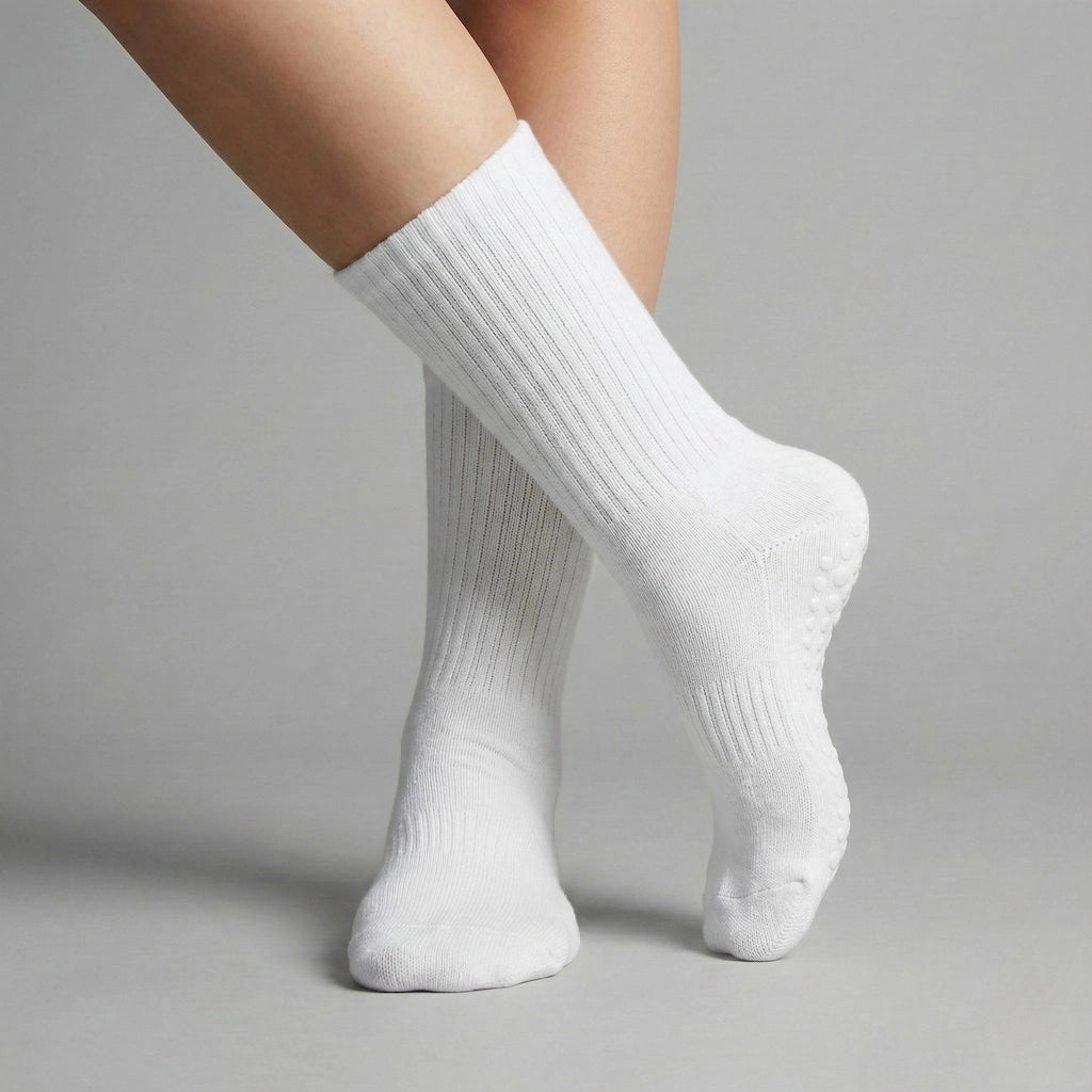Chaussettes longues antidérapantes pour le yoga de couleur blanc
