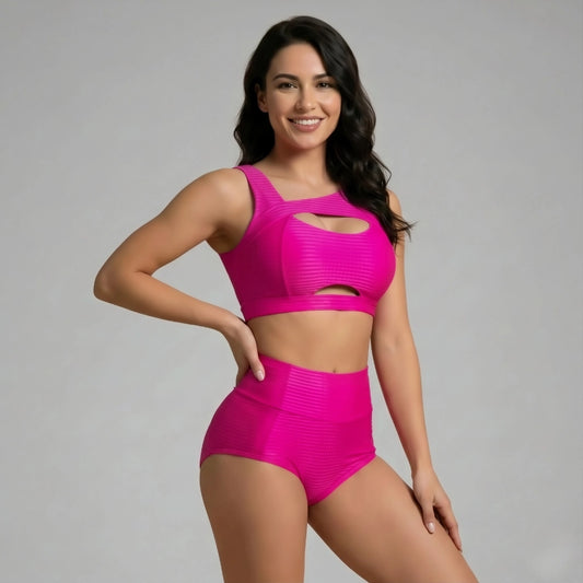 Mannequin portant l’ensemble Gloss Fit rose de Pole Dance Chic, haut asymétrique et short taille haute pour la pole dance.