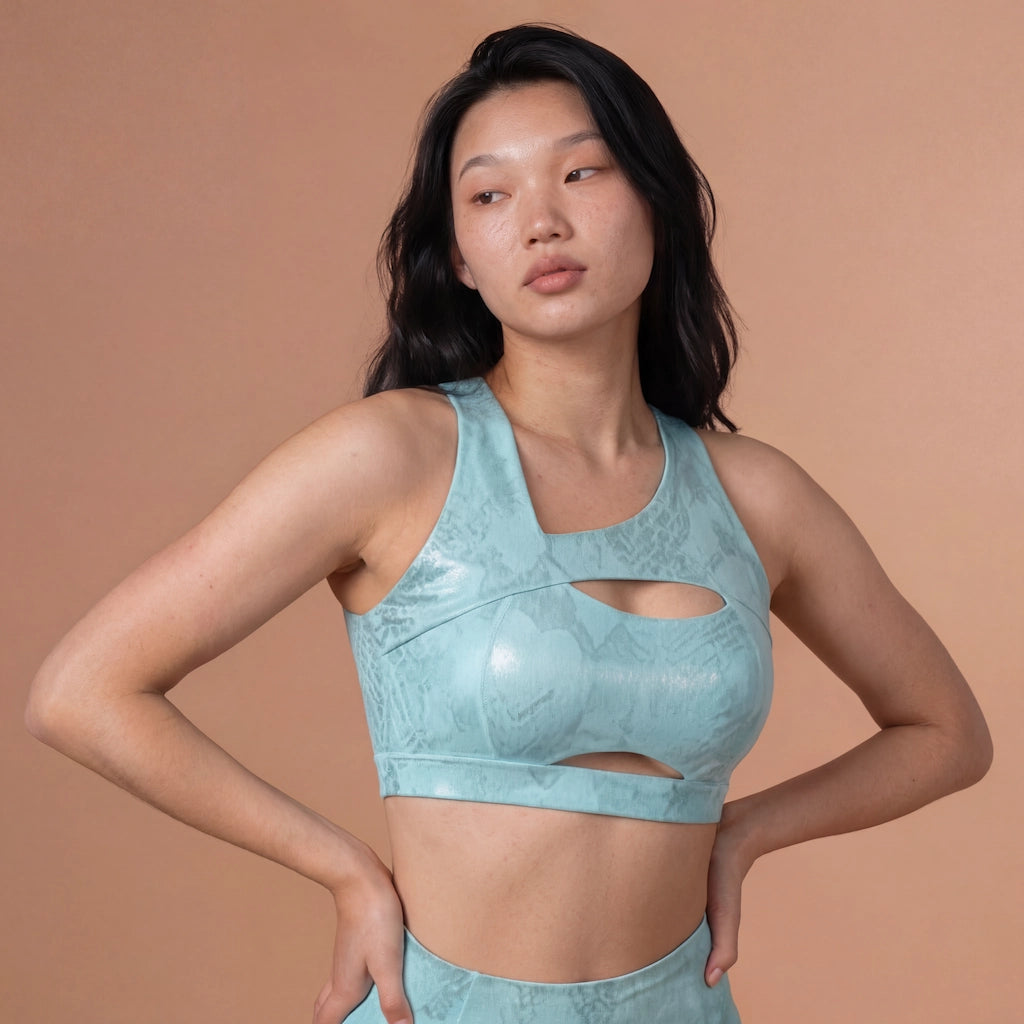 Mannequin portant l’ensemble Gloss Fit bleu de Pole Dance Chic, tenue de pole dance avec haut asymétrique et short taille haute.