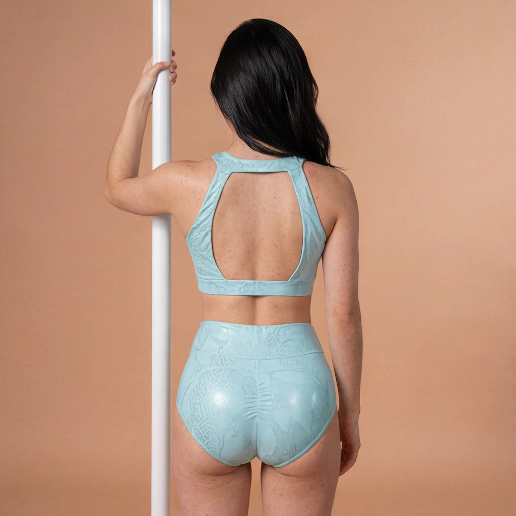 Vue arrière de l’ensemble Gloss Fit bleu Pole Dance Chic, haut dos nu et short taille haute effet python bleu brillant.