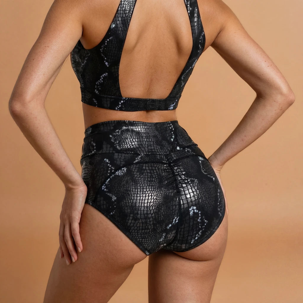 Vue arrière de l’ensemble Gloss Fit noir Pole Dance Chic, haut dos nu et short taille haute effet python noir brillant.