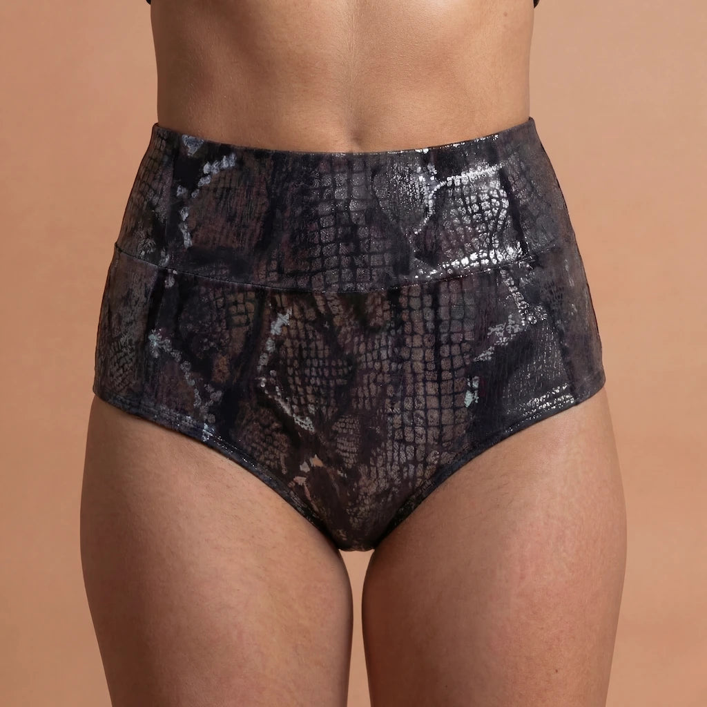 Vue de devant du short de l’ensemble Gloss Fit noir Pole Dance Chic, short taille haute effet python noir brillant.