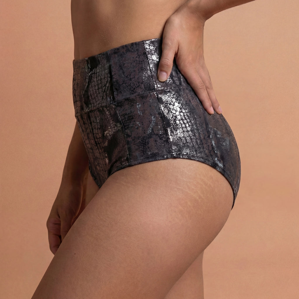 Vue de côté du short de l’ensemble Gloss Fit noir Pole Dance Chic, short taille haute effet python noir brillant.