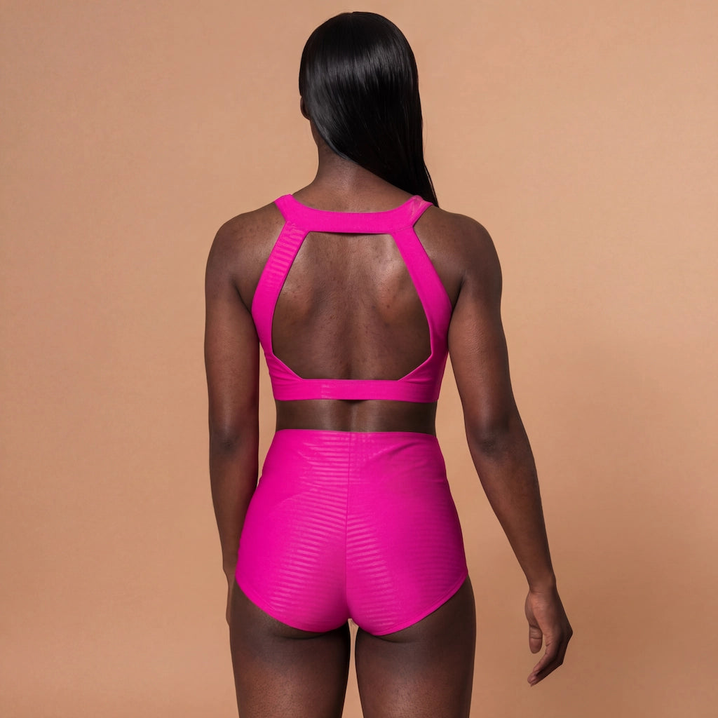 Vue arrière de l’ensemble Gloss Fit rose Pole Dance Chic, haut dos nu et short taille haute rose brillant.