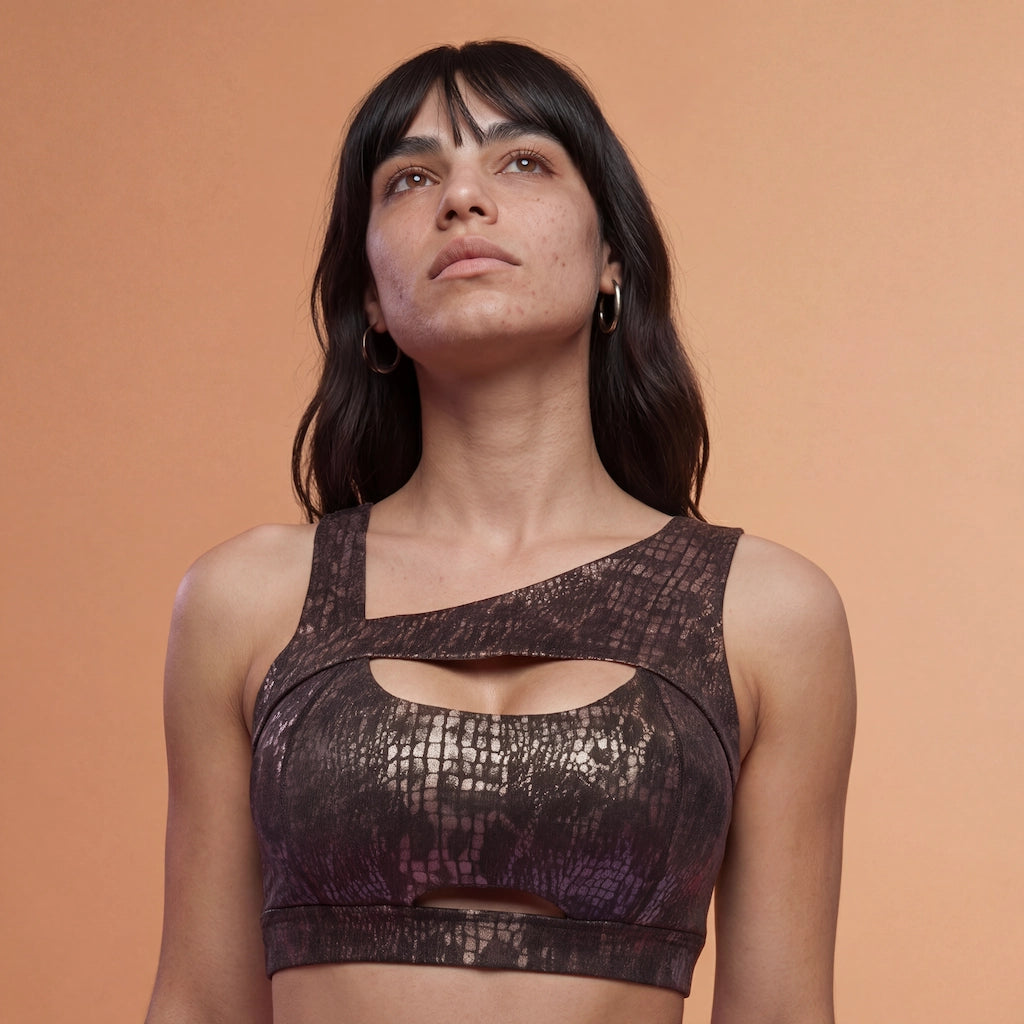 Mannequin portant l’ensemble Gloss Fit Tabac Doré de Pole Dance Chic, tenue de pole dance avec haut asymétrique et short taille haute.