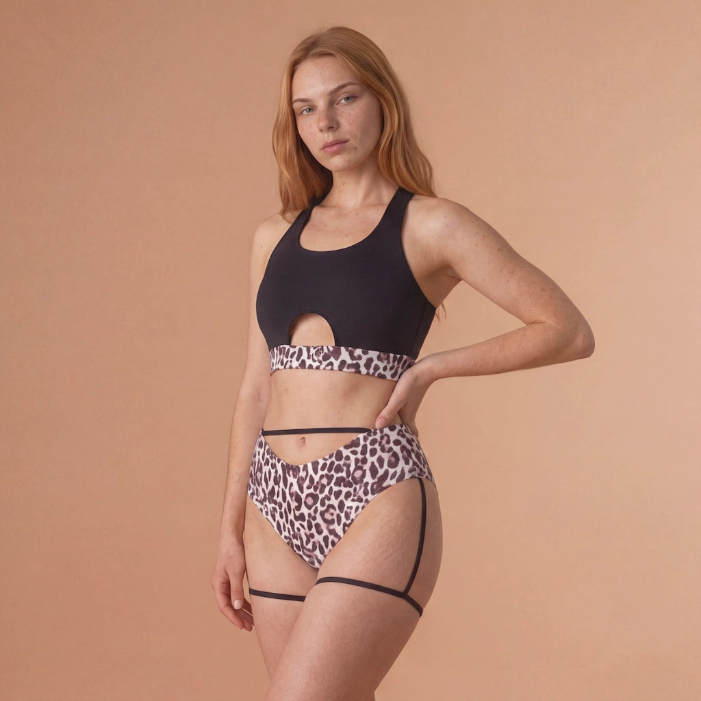 Femme rousse portant un ensemble de pole dance motif léopard de la marque Pole Dance Chic, vue de devant 