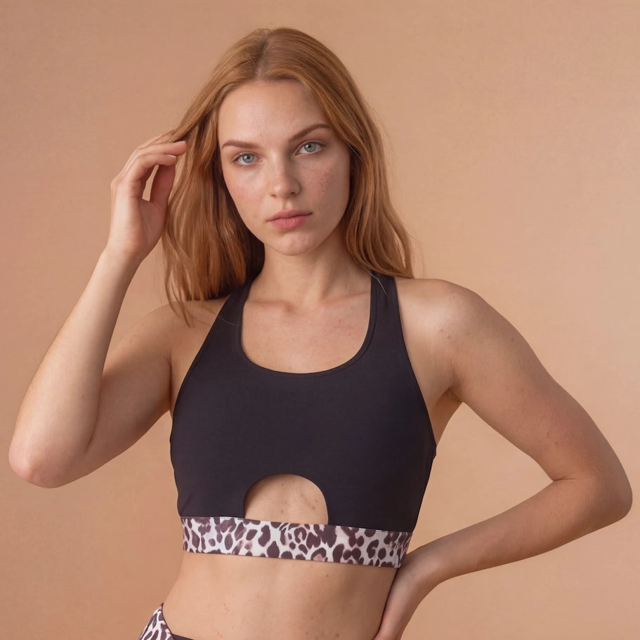 Femme rousse portant un ensemble de pole dance motif léopard de la marque Pole Dance Chic, vue de devant 