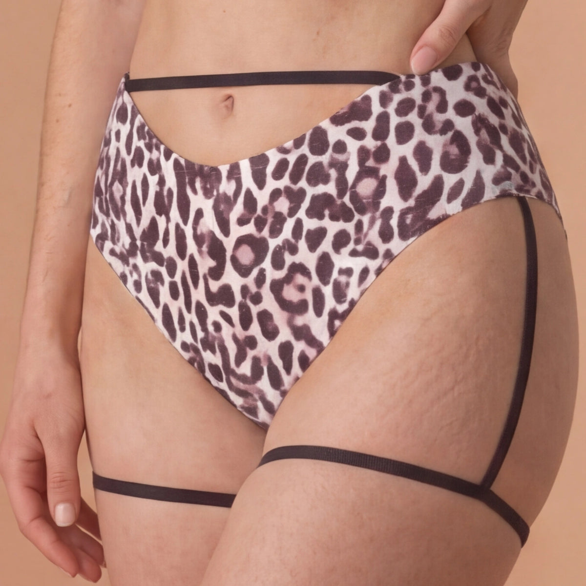 Femme portant un bas de pole dance motif léopard de la marque Pole Dance Chic, vue de devant 