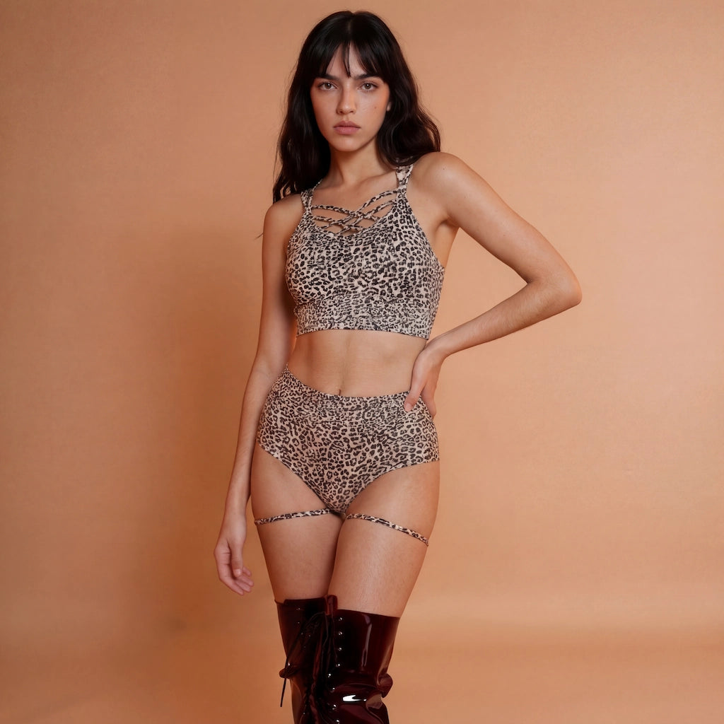 Femme brune portant un ensemble de pole dance motif léopard des neiges de la marque Pole Dance Chic, vue de devant 