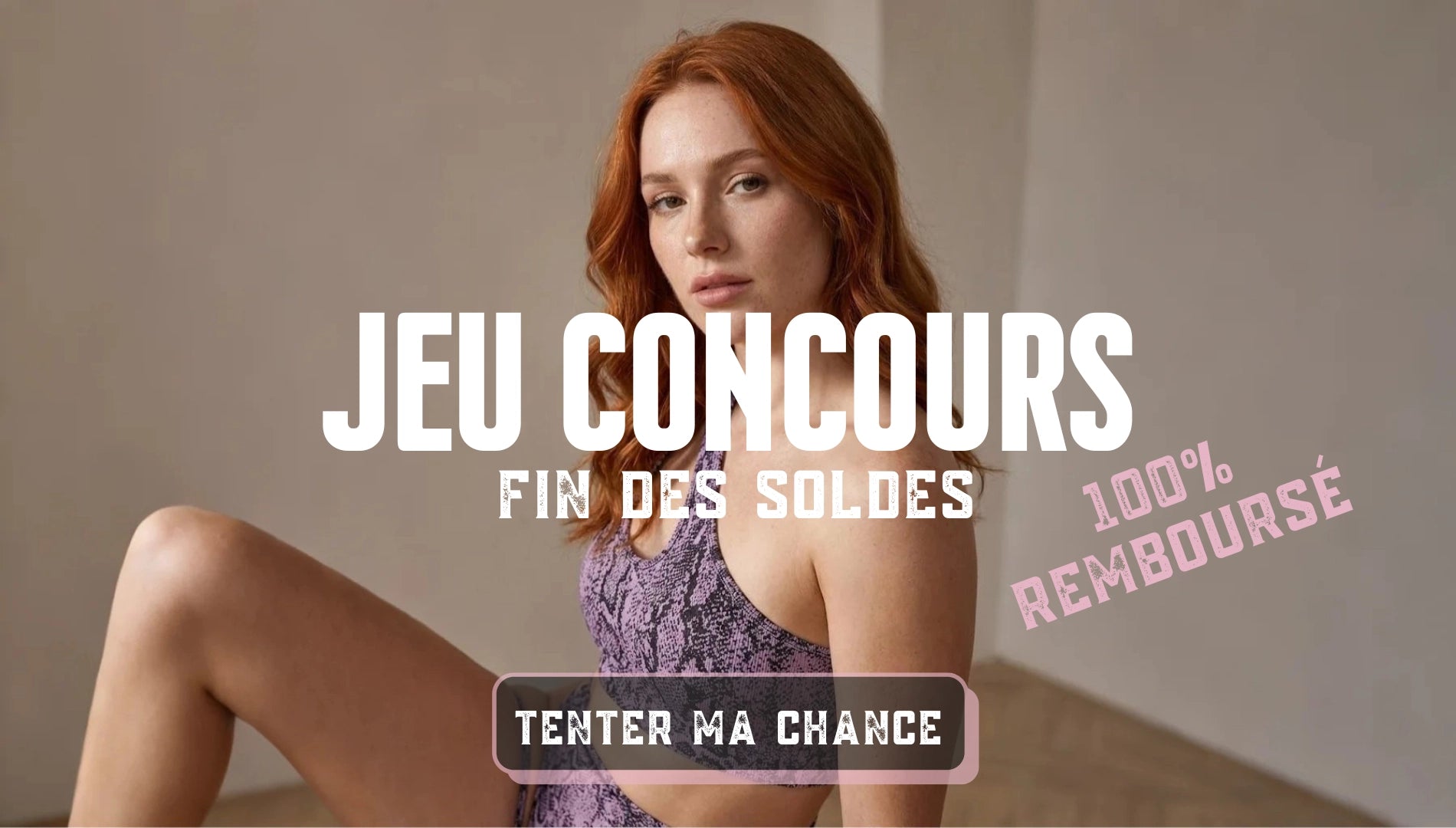 Femme rousse posant et portant un ensemble de pole dance violet