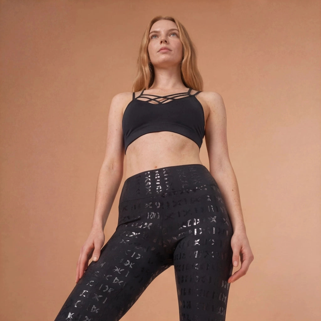 Femme blonde vénitienne portant un legging grip noir de la marque Pole Dance Chic, vue de devant 